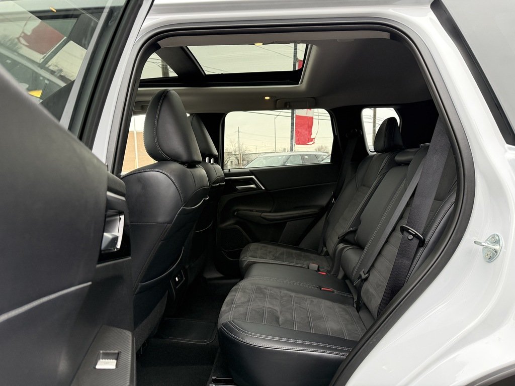 2025 Mitsubishi Outlander PHEV LE   S-AWC   ONE OWNER   CLEAN CARFAX   NAV in Oakville, Ontario - 21 - w1024h768px