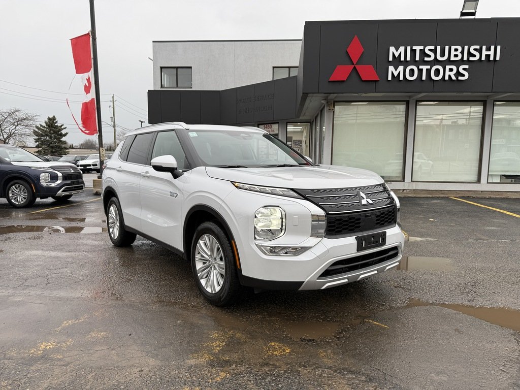 2025 Mitsubishi Outlander PHEV LE   S-AWC   ONE OWNER   CLEAN CARFAX   NAV in Oakville, Ontario - 2 - w1024h768px