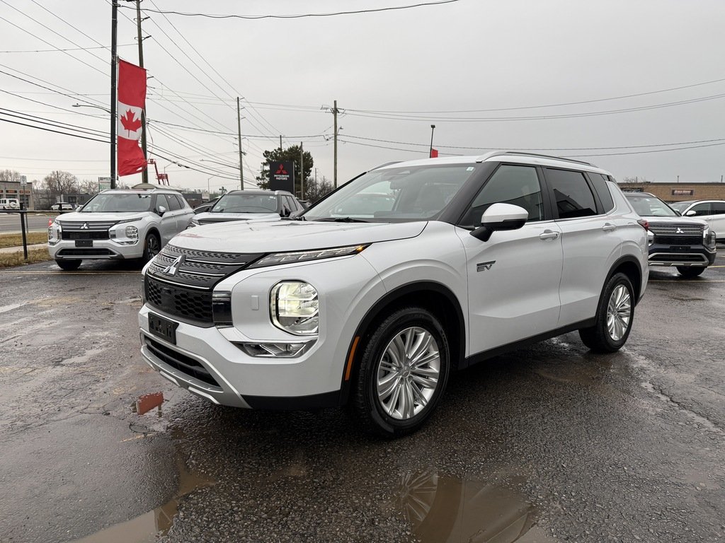 2025 Mitsubishi Outlander PHEV LE   S-AWC   ONE OWNER   CLEAN CARFAX   NAV in Oakville, Ontario - 4 - w1024h768px