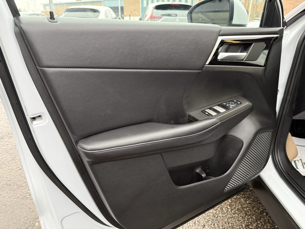 2025 Mitsubishi Outlander PHEV LE   S-AWC   ONE OWNER   CLEAN CARFAX   NAV in Oakville, Ontario - 10 - w1024h768px