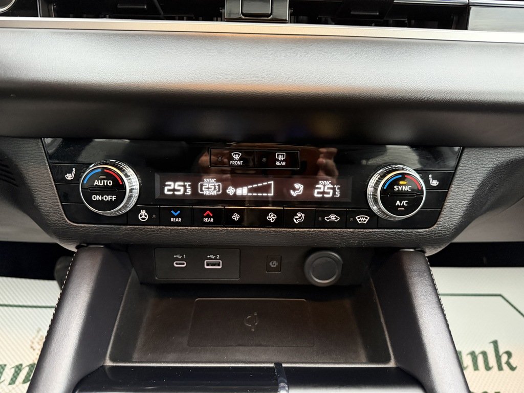 2025 Mitsubishi Outlander PHEV LE   S-AWC   ONE OWNER   CLEAN CARFAX   NAV in Oakville, Ontario - 17 - w1024h768px