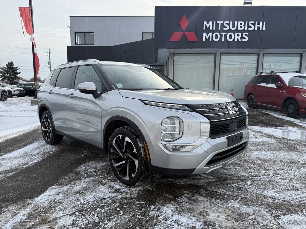2023 Mitsubishi Outlander LE   S-AWC   RATES AS LOW AS 0.90 %   PANO   NAV in Oakville, Ontario - 2 - w1024h768px