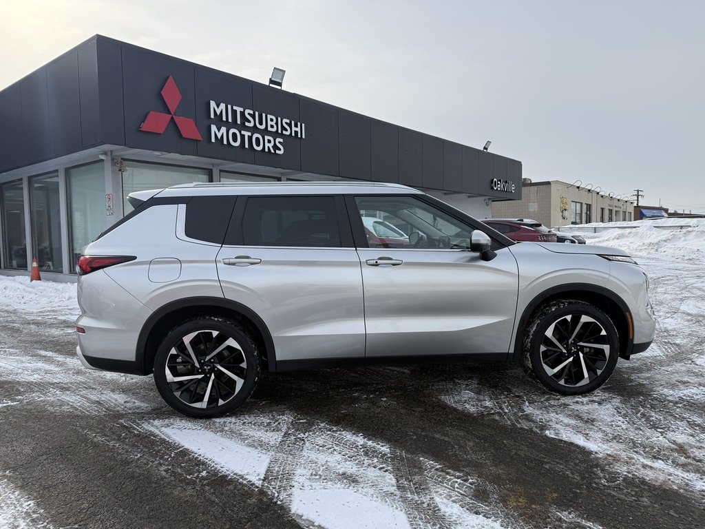 2023 Mitsubishi Outlander LE   S-AWC   RATES AS LOW AS 0.90 %   PANO   NAV in Oakville, Ontario - 9 - w1024h768px