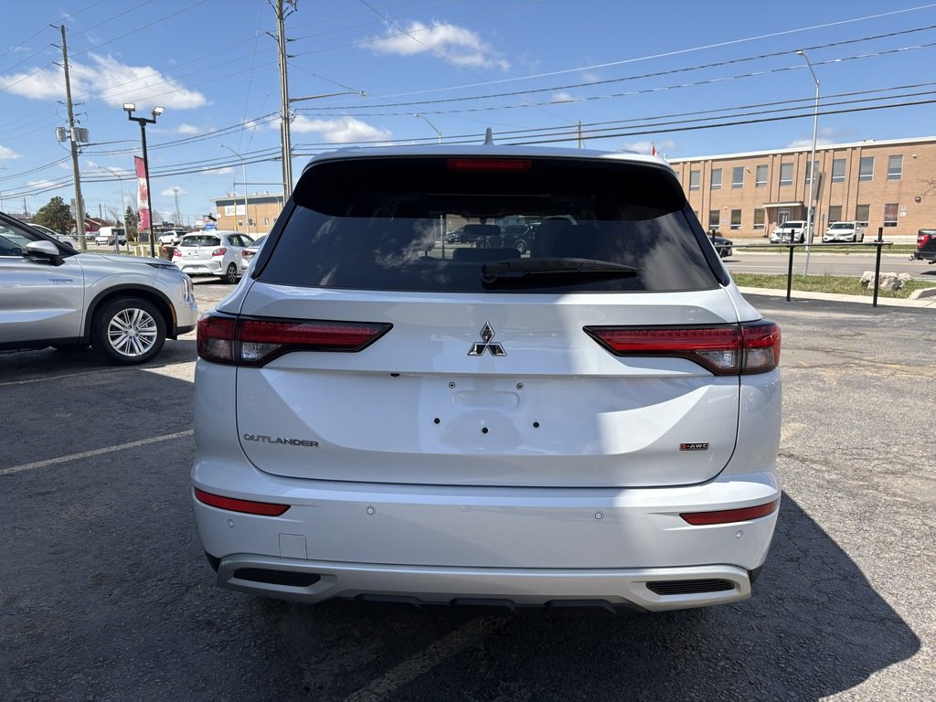 2024 Mitsubishi Outlander LE   S-AWC   RATES AS LOW AS 0.90 %   PANO   NAV in Oakville, Ontario - 7 - w1024h768px