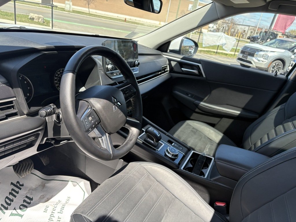 2024 Mitsubishi Outlander LE   S-AWC   RATES AS LOW AS 0.90 %   PANO   NAV in Oakville, Ontario - 13 - w1024h768px