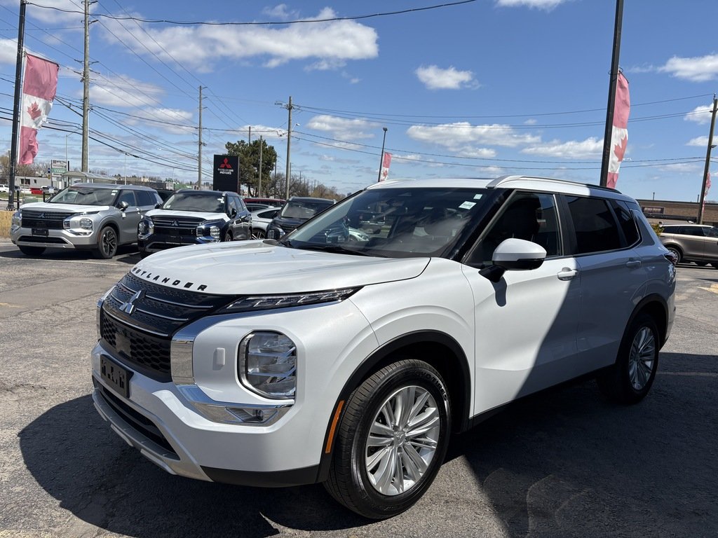 2024 Mitsubishi Outlander LE   S-AWC   RATES AS LOW AS 0.90 %   PANO   NAV in Oakville, Ontario - 4 - w1024h768px