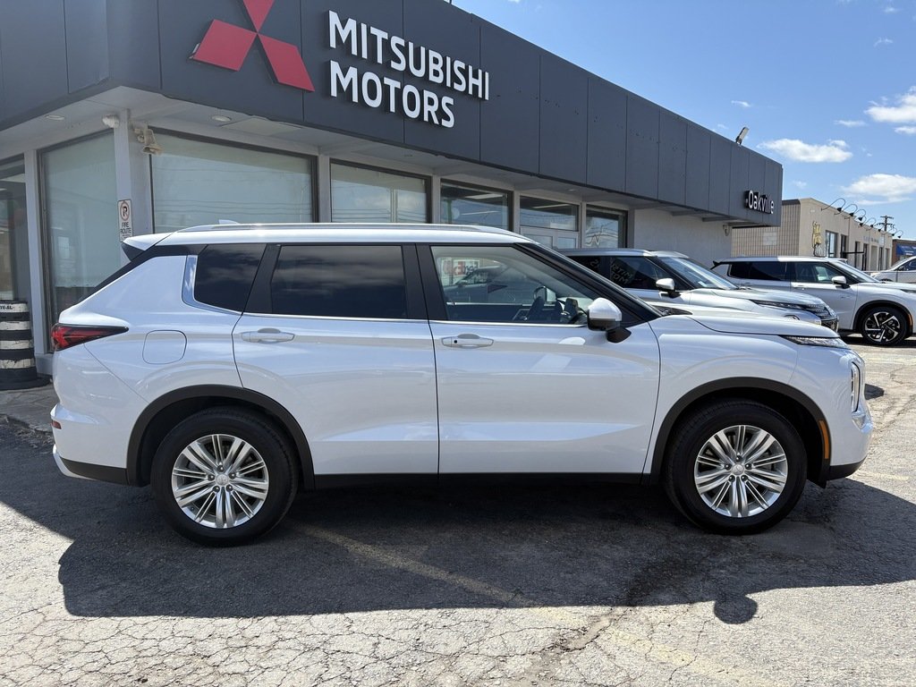 2024 Mitsubishi Outlander LE   S-AWC   RATES AS LOW AS 0.90 %   PANO   NAV in Oakville, Ontario - 9 - w1024h768px