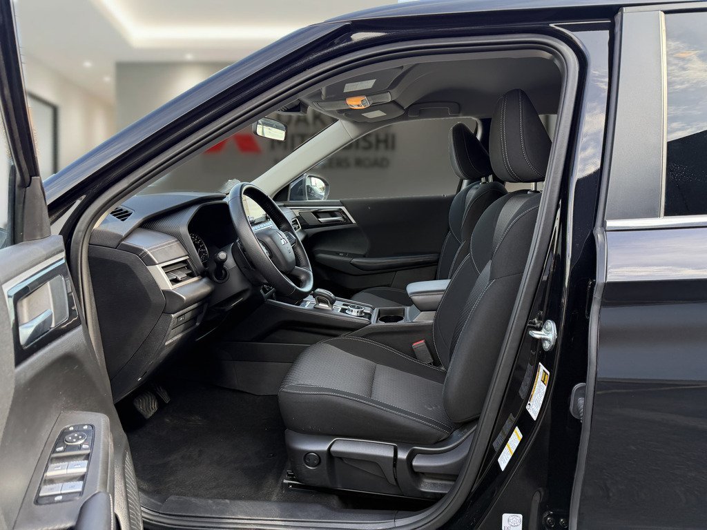 2024 Mitsubishi Outlander ES   S-AWC   B\U CAM   CARPLAY   HTD SEATS in Oakville, Ontario - 10 - w1024h768px
