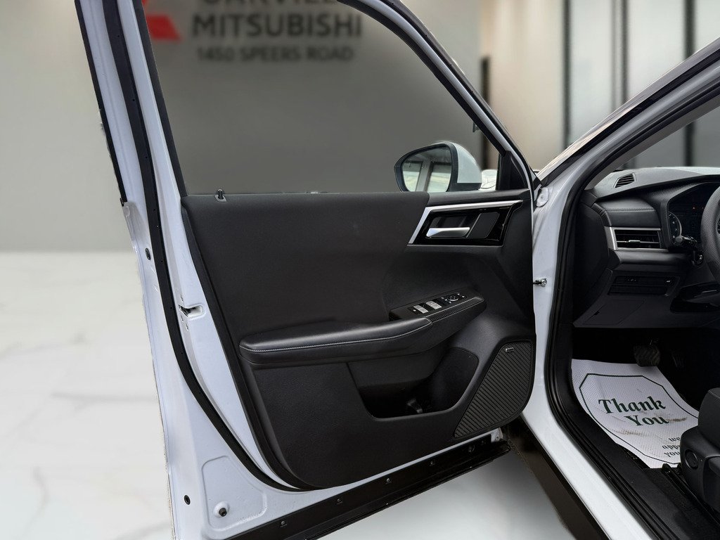 2025 Mitsubishi Outlander SE   S-AWC   7 PASS   PANO   CARPLAY   BLIND SPOT in Oakville, Ontario - 10 - w1024h768px