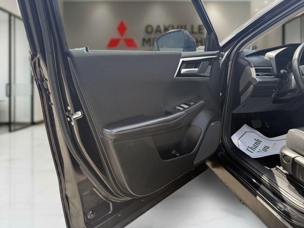 2025 Mitsubishi Outlander SE   S-AWC   CPO   RATES AS LOW AS 0.90% in Oakville, Ontario - 10 - w1024h768px