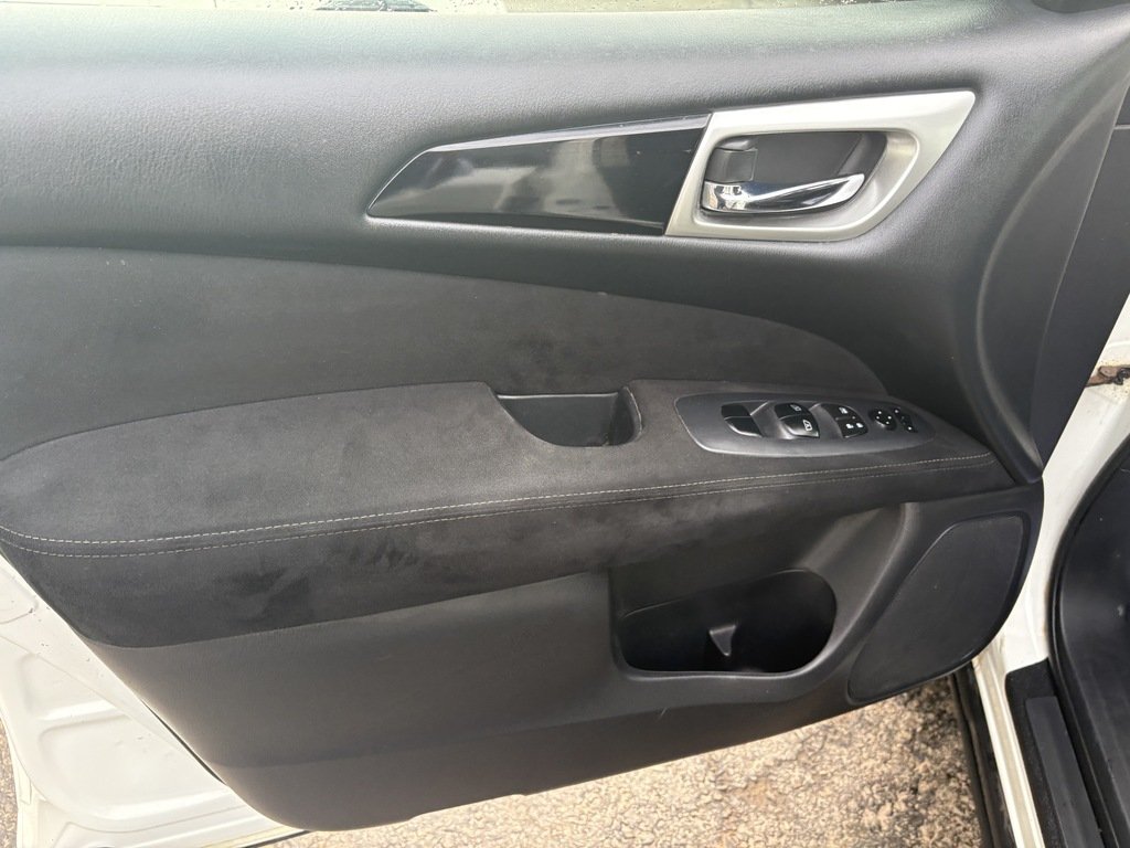 2016 Nissan Pathfinder SV   4WD   AS-IS   WHOLESALE TO PUBLIC   7 PASS in Oakville, Ontario - 10 - w1024h768px