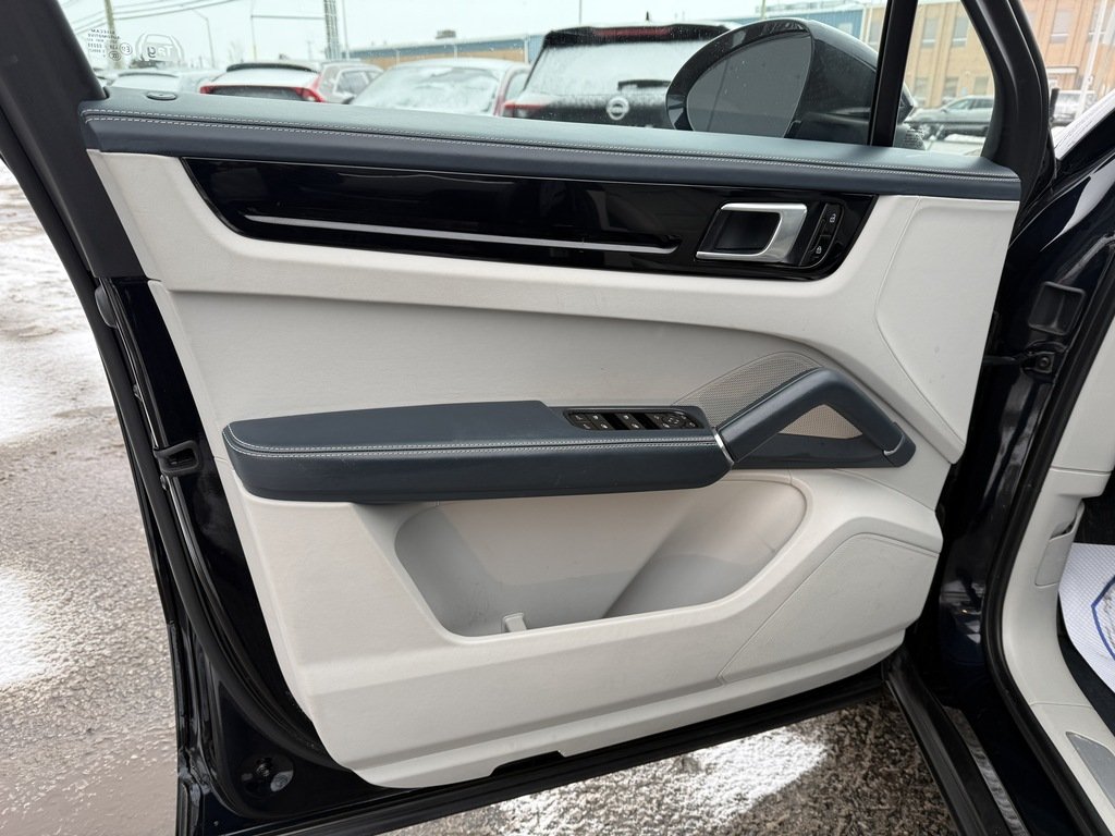 2021 Porsche Cayenne AWD   NAV   CARPLAY   PANO   CLEAN CARFAX in Oakville, Ontario - 11 - w1024h768px