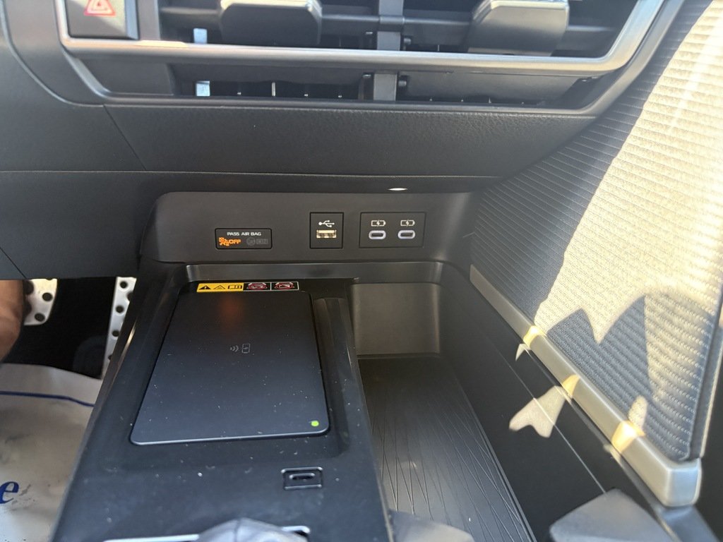 2025 Toyota Camry SE   HYBRID   LEATHER   BLIND SPOT   LANE DEPRT in Oakville, Ontario - 20 - w1024h768px
