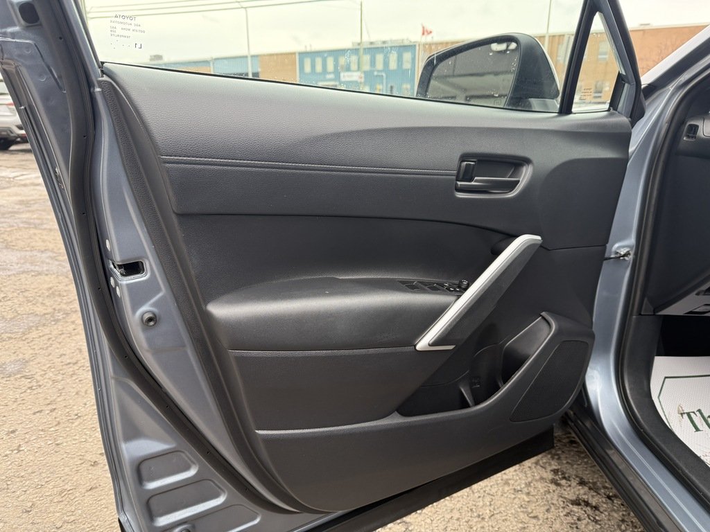 2025 Toyota Corolla Cross HYBRID   SE   2 SET OF TIRES   CLEAN CARFAX in Oakville, Ontario - 10 - w1024h768px