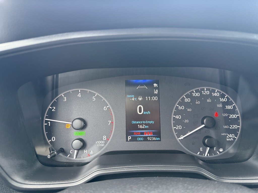 2025 Toyota Corolla Cross HYBRID   SE   2 SET OF TIRES   CLEAN CARFAX in Oakville, Ontario - 14 - w1024h768px