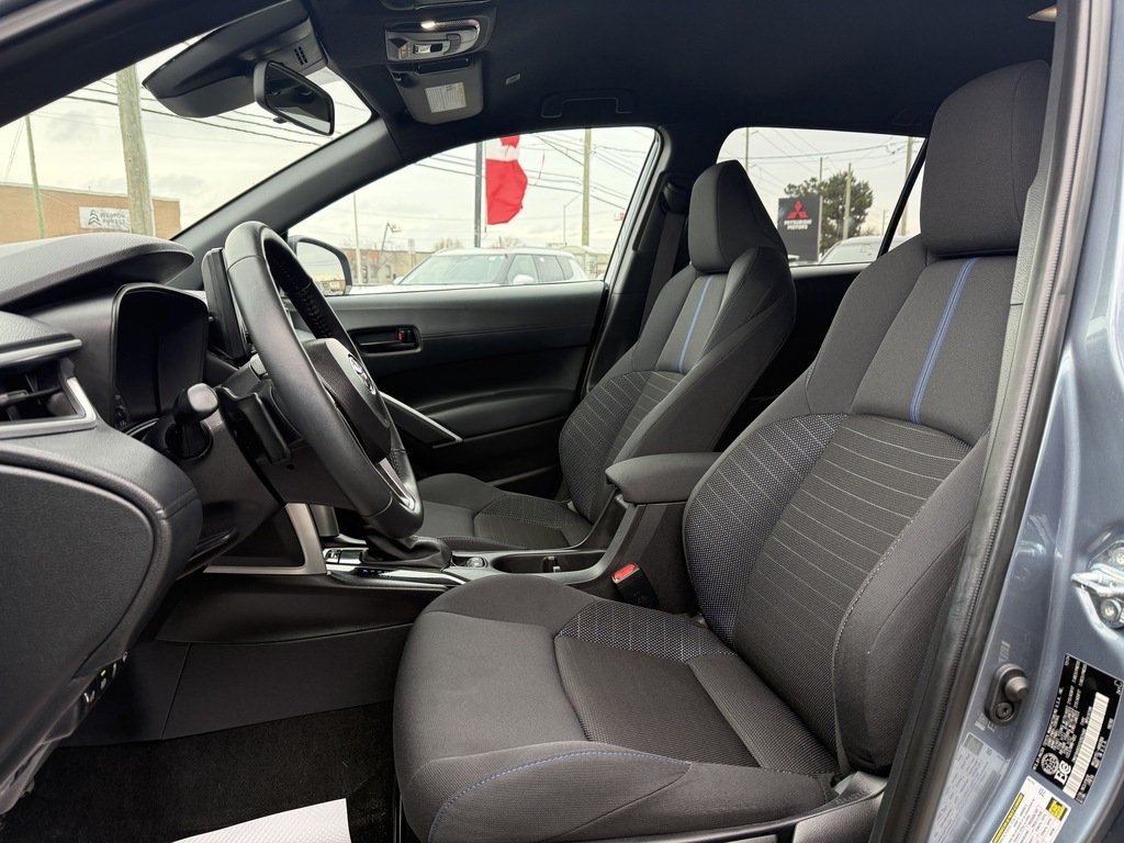 2025 Toyota Corolla Cross HYBRID   SE   2 SET OF TIRES   CLEAN CARFAX in Oakville, Ontario - 12 - w1024h768px