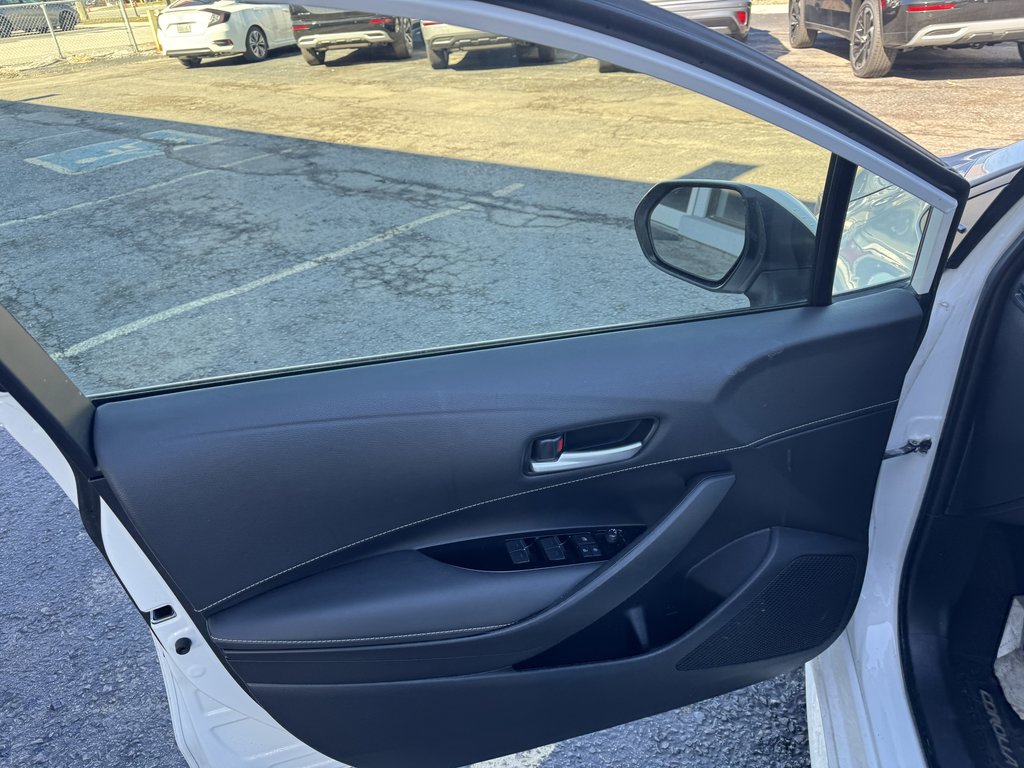 2022  Corolla Hatchback CVT   B/U CAM   HTD SEATS   CARPLAY   CLEAN CARFAX in Oakville, Ontario - 10 - w1024h768px