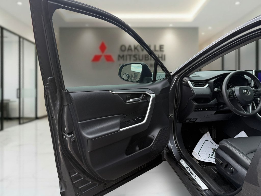 2025 Toyota RAV4 XLE   AWD   LEATHER   SUNROOF   BU CAM in Oakville, Ontario - 10 - w1024h768px