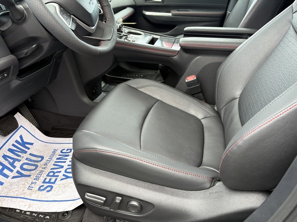 2025 Toyota Sienna XSE   HYBRID   7 PASS   ONLY 24 KM   POWER DOOR in Oakville, Ontario - 14 - w1024h768px