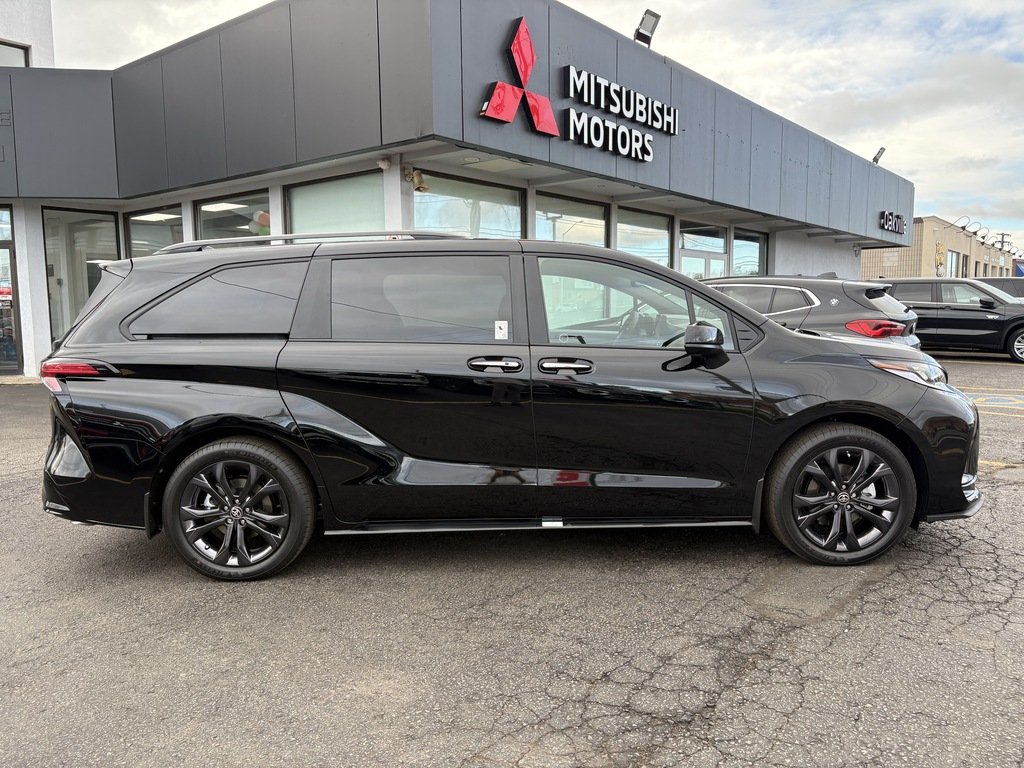 2025 Toyota Sienna XSE   HYBRID   7 PASS   ONLY 24 KM   POWER DOOR in Oakville, Ontario - 9 - w1024h768px