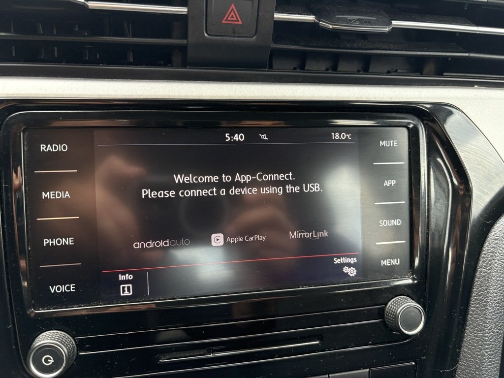 2020 Volkswagen Passat Comfortline 2.0T 6sp at w/Tip in Oakville, Ontario - 14 - w1024h768px