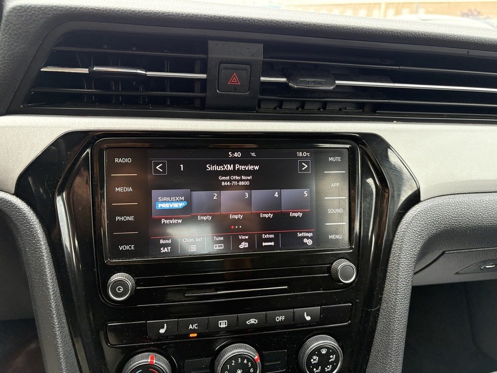 2020 Volkswagen Passat Comfortline 2.0T 6sp at w/Tip in Oakville, Ontario - 16 - w1024h768px
