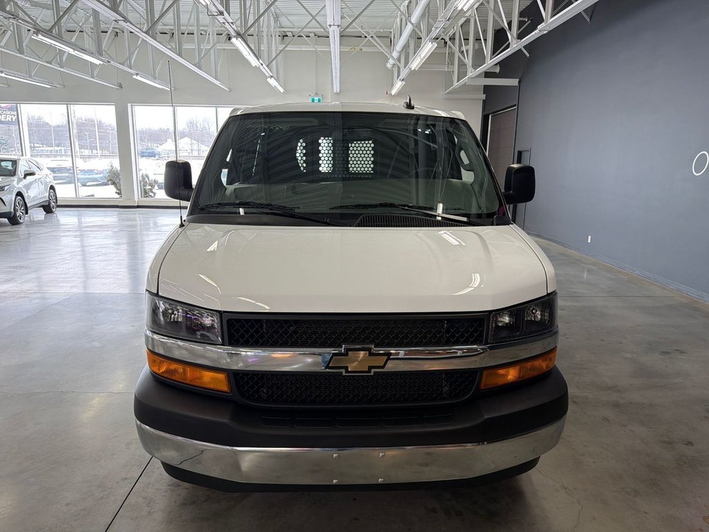 2024 Chevrolet Express Cargo Van in Saint-Jean-Sur-Richelieu, Quebec - 3 - w1024h768px
