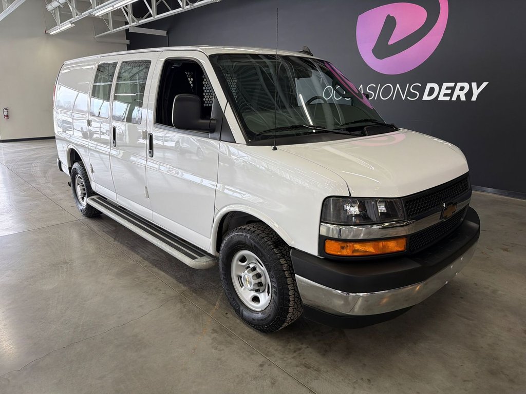 2024 Chevrolet Express Cargo Van in Saint-Jean-Sur-Richelieu, Quebec - 2 - w1024h768px