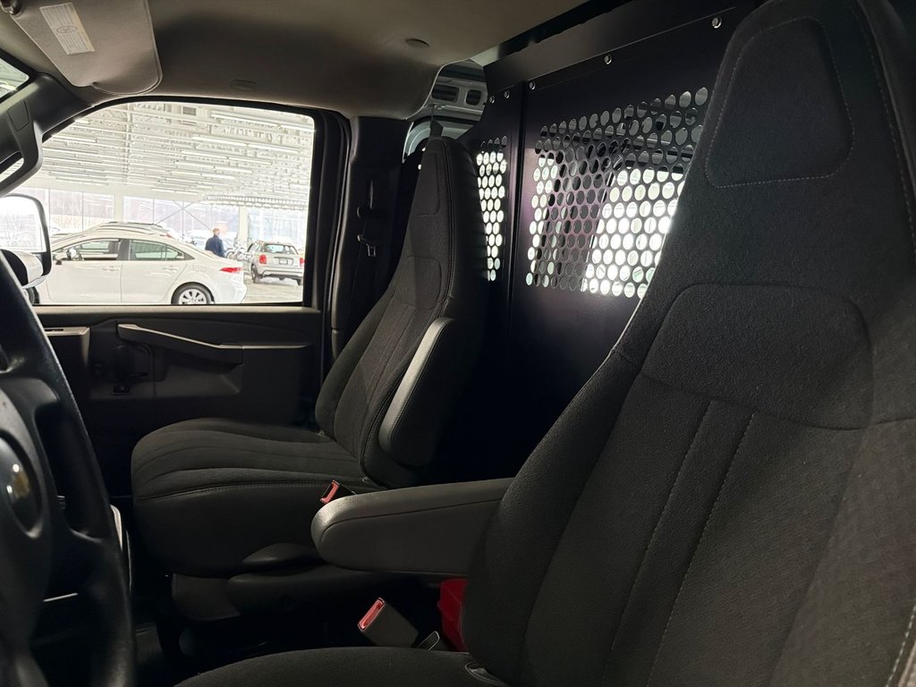 2024 Chevrolet Express Cargo Van in Saint-Jean-Sur-Richelieu, Quebec - 12 - w1024h768px