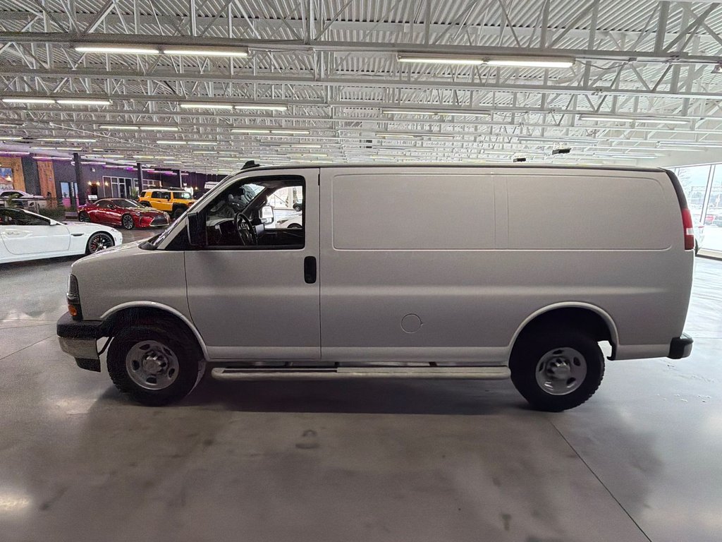 2024 Chevrolet Express Cargo Van in Saint-Jean-Sur-Richelieu, Quebec - 6 - w1024h768px