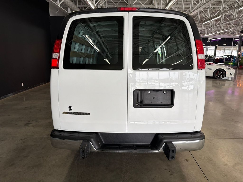 2024 Chevrolet Express Cargo Van in Saint-Jean-Sur-Richelieu, Quebec - 8 - w1024h768px