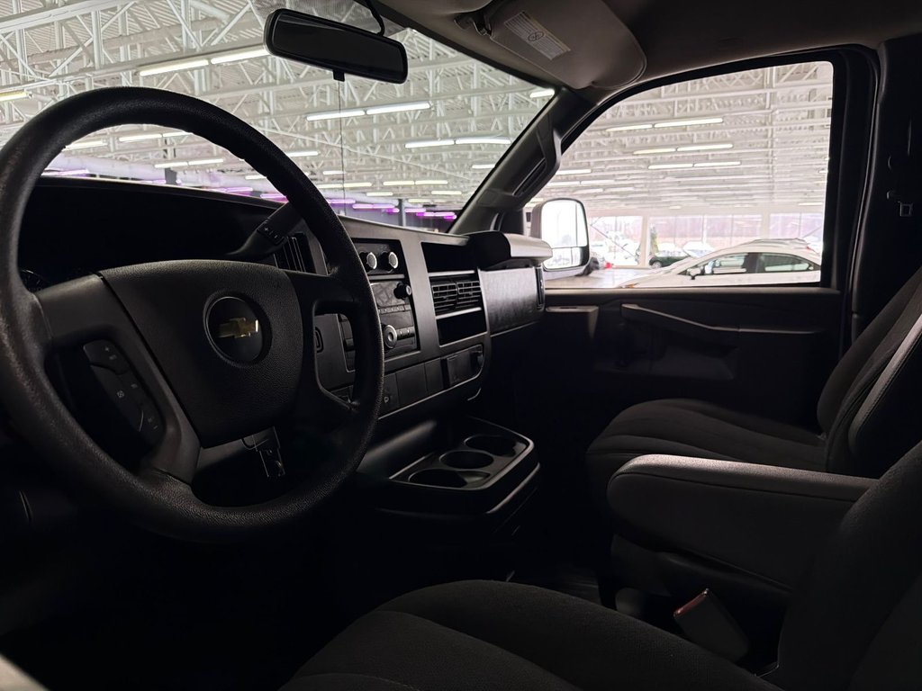 2024 Chevrolet Express Cargo Van in Saint-Jean-Sur-Richelieu, Quebec - 13 - w1024h768px
