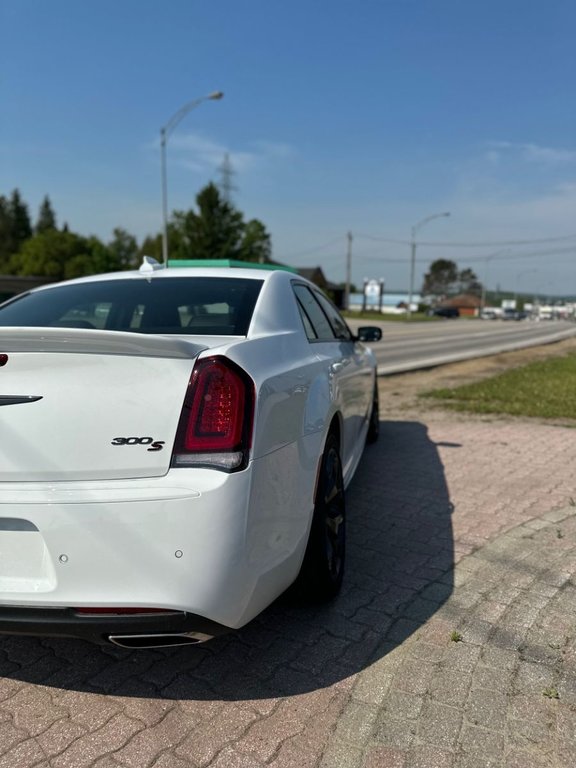 2023 Chrysler 300 S RWD in Mont-Tremblant, Quebec - 6 - w1024h768px