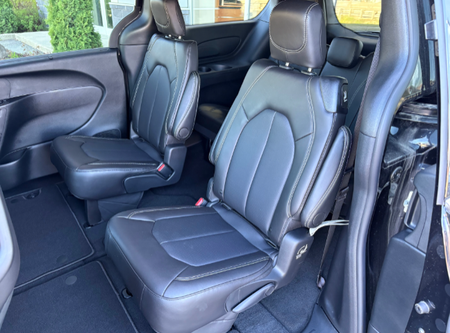 2026 Chrysler Grand Caravan SXT in Mont-Tremblant, Quebec - 13 - w1024h768px