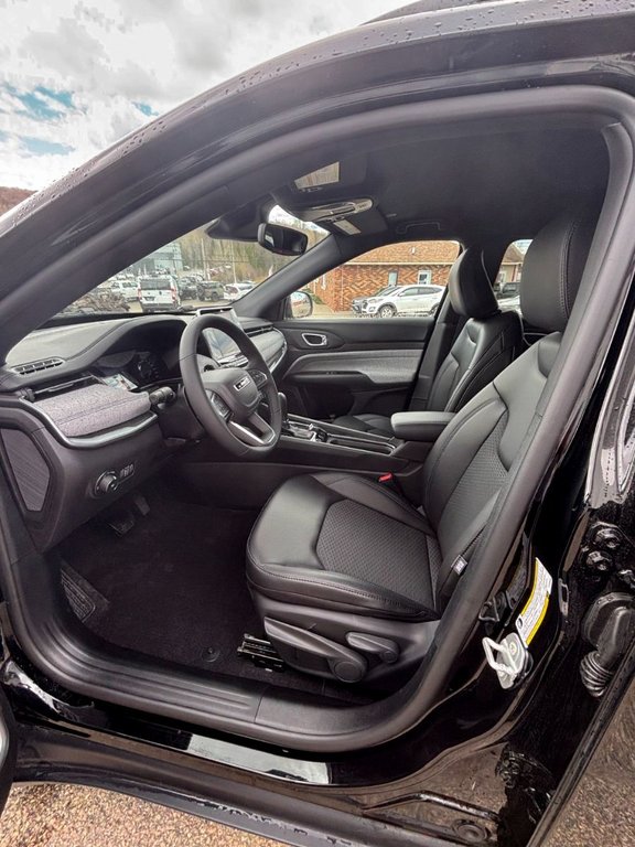 2026 Jeep Compass NORTH in Mont-Tremblant, Quebec - 7 - w1024h768px