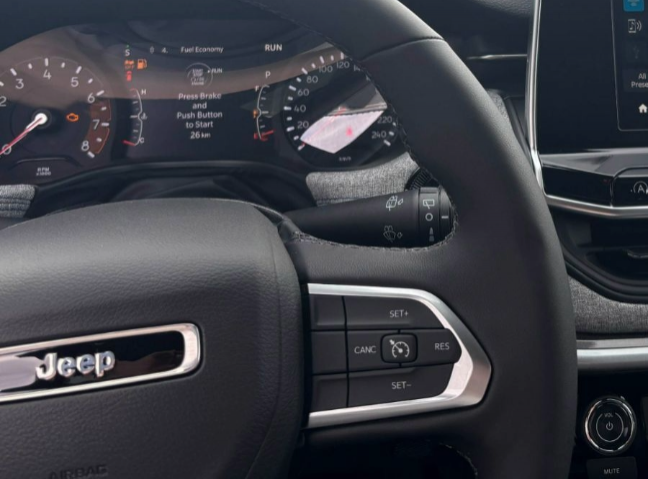 2026 Jeep Compass NORTH in Mont-Tremblant, Quebec - 4 - w1024h768px