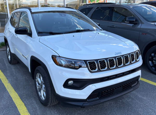 2026 Jeep Compass NORTH in Mont-Tremblant, Quebec - 3 - w1024h768px