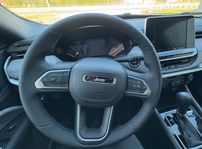 2026 Jeep Compass NORTH in Mont-Tremblant, Quebec - 8 - w1024h768px