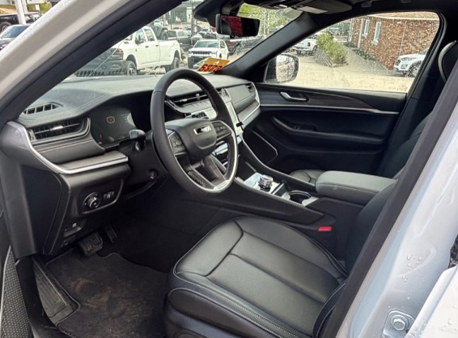 Jeep Grand Cherokee L LIMITED 2026 à Mont-Tremblant, Québec - 4 - w1024h768px
