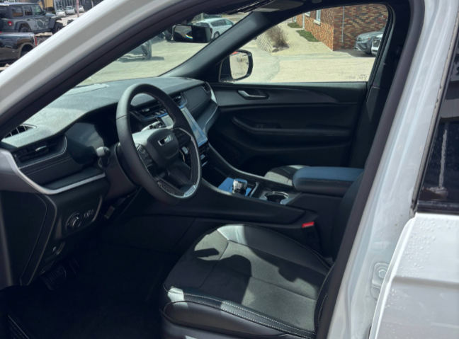 2025 Jeep Grand Cherokee LAREDO ALTITUDE in Mont-Tremblant, Quebec - 6 - w1024h768px