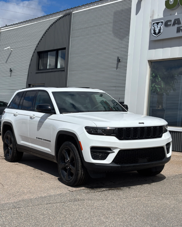 2025 Jeep Grand Cherokee LAREDO ALTITUDE in Mont-Tremblant, Quebec - 2 - w1024h768px