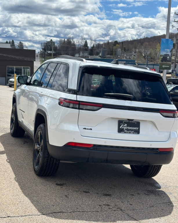 2025 Jeep Grand Cherokee LAREDO ALTITUDE in Mont-Tremblant, Quebec - 3 - w1024h768px