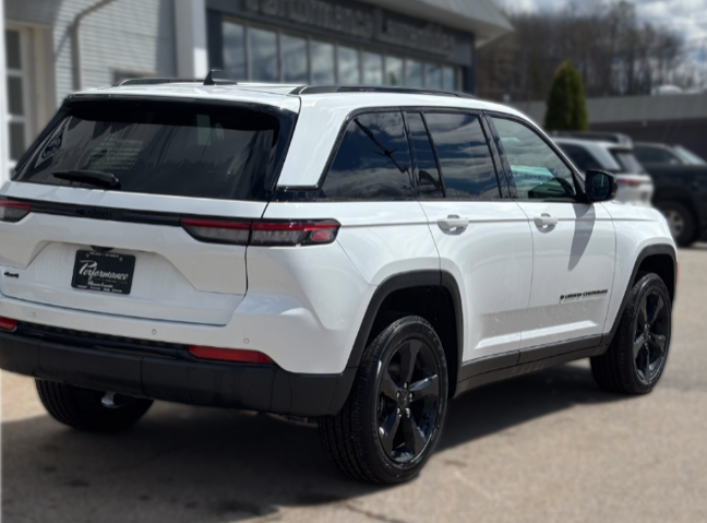 2025 Jeep Grand Cherokee LAREDO ALTITUDE in Mont-Tremblant, Quebec - 3 - w1024h768px