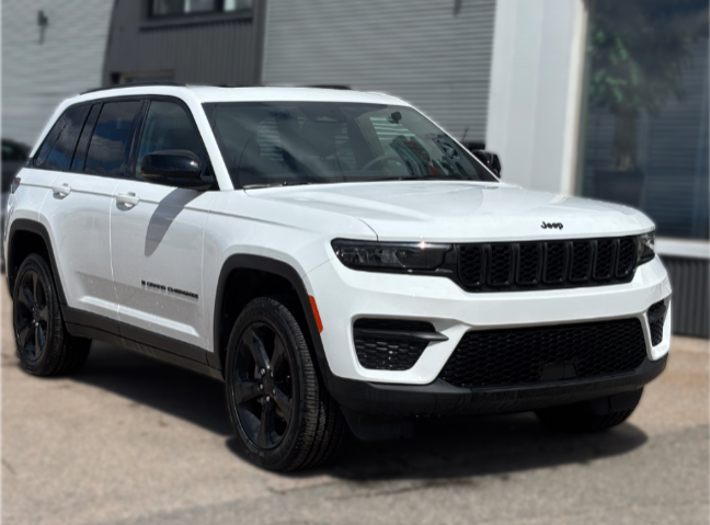 2025 Jeep Grand Cherokee LAREDO ALTITUDE in Mont-Tremblant, Quebec - 2 - w1024h768px
