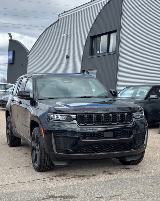 2026 Jeep Grand Cherokee ALTITUDE in Mont-Tremblant, Quebec - 2 - w1024h768px