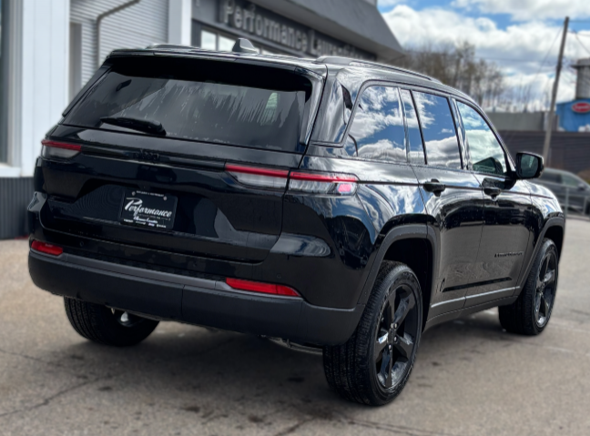2026 Jeep Grand Cherokee ALTITUDE in Mont-Tremblant, Quebec - 3 - w1024h768px