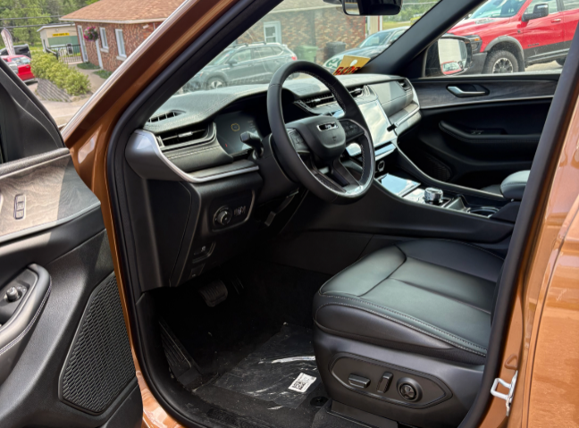 2026 Jeep Grand Cherokee LIMITED in Mont-Tremblant, Quebec - 8 - w1024h768px
