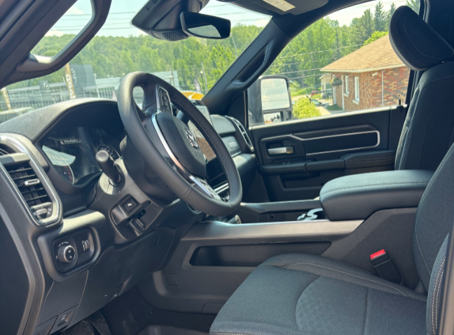 2026 Ram 3500 BIG HORN in Mont-Tremblant, Quebec - 4 - w1024h768px