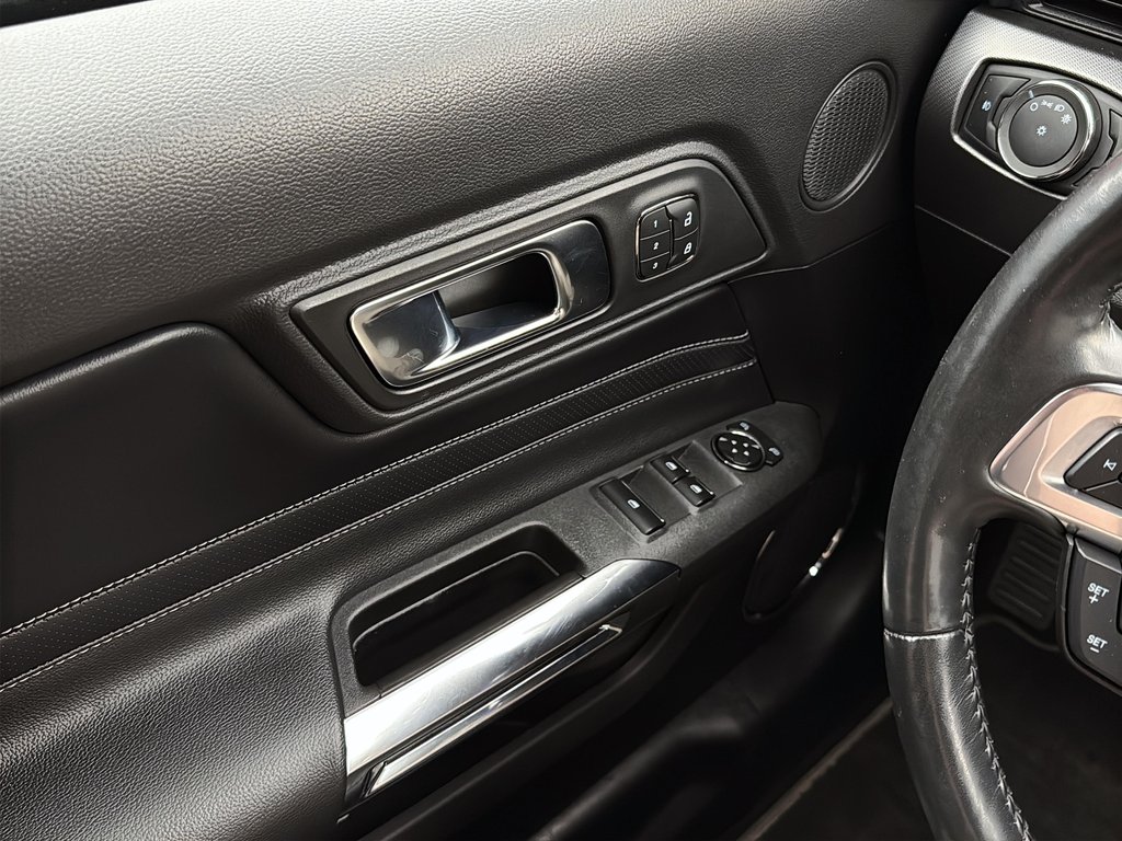 2020 Ford Mustang EcoBoost Convertible in Laval, Quebec - 27 - w1024h768px