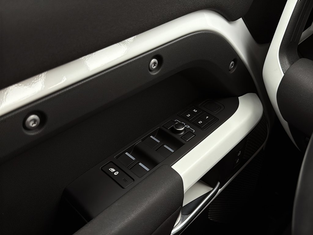 Land Rover Defender 110 X-Dynamic SE AWD 2022 à Laval, Québec - 25 - w1024h768px